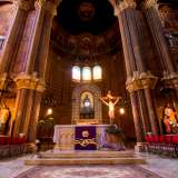 I toni caldi, dall'oro al rosso, predominano e conferiscono all'ambiente quel senso di raccoglimento spirituale che dovrebbe essere l'obiettivo di ogni luogo di culto